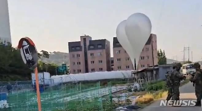 [용인=뉴시스] 북한이 살포한 대남전단(삐라)이 경기도 곳곳에서 발견되는 가운데 29일 오전께 용인시 처인구 이동읍에서 발견된 대남전단 풍선 모습. (사진=독자제공) 2024.5.29. photo@newsis.com