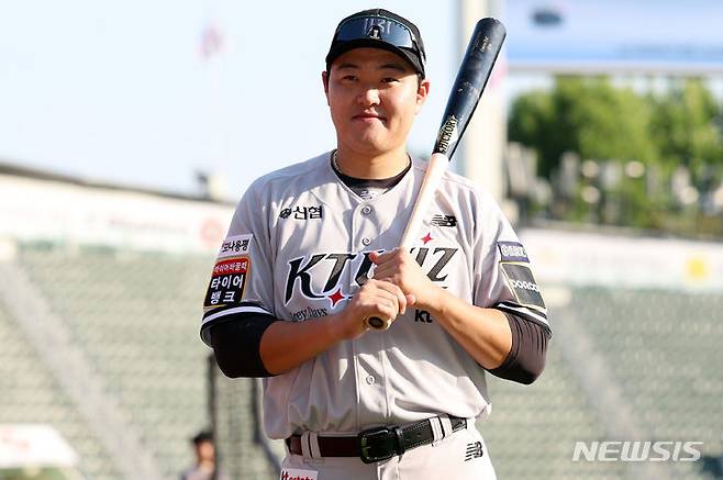 [서울=뉴시스] 이영환 기자 = 박병호와 일대일 트레이드로 KT 위즈로 팀을 옮긴 오재일이 29일 오후 서울 송파구 잠실야구장에서 진행되는 두산과의 경기를 앞두고 포즈를 취하고 있다. 2024.05.29. 20hwan@newsis.com