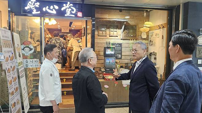 지난 17일 성심당 대전역점 찾아 임영진 대표와 대화 나누는 유인촌 문체부 장관