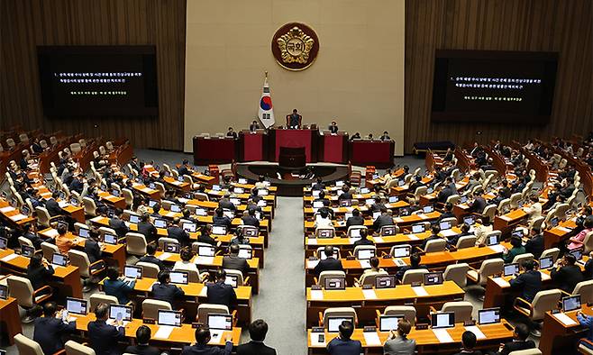 지난 28일 서울 여의도 국회에서 열린 제414회국회(임시회) 제2차 본회의에서 김진표 국회의장이 회의를 개의하고 있다. 뉴시스