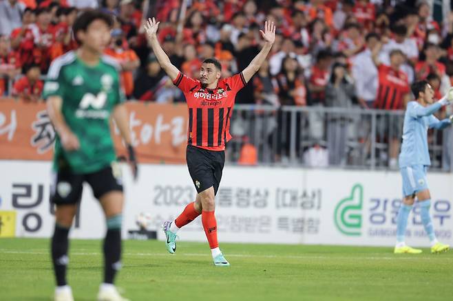 강원 야고가 2-1로 앞서가는 골을 넣고 기뻐하고 있다. 프로축구연맹 제공