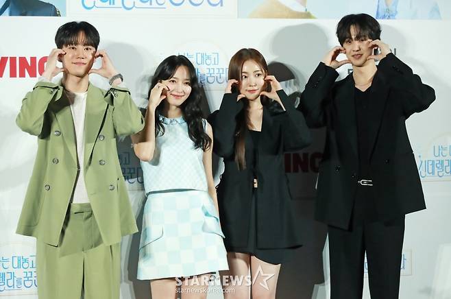 배우 이준영, 표예진, 송지우, 김현진이 29일 오전 서울 CGV용산아이파크몰에서 진행된 티빙 드라마 '나는 대놓고 신데렐라를 꿈꾼다' 제작발표회에 참석해 포즈를 취하고 있다.  현실의 벽에 부딪혀 신데렐라가 되기로 마음먹은 여자가 사랑 따위 믿지 않는 백마 탄 재벌 왕자를 만나 벌어지는 욕망 쟁취 로맨틱 코미디 시리즈 '나는 대놓고 신데렐라를 꿈꾼다'는 오는 31일 첫 방송된다. /2024.05.29 /사진=이동훈