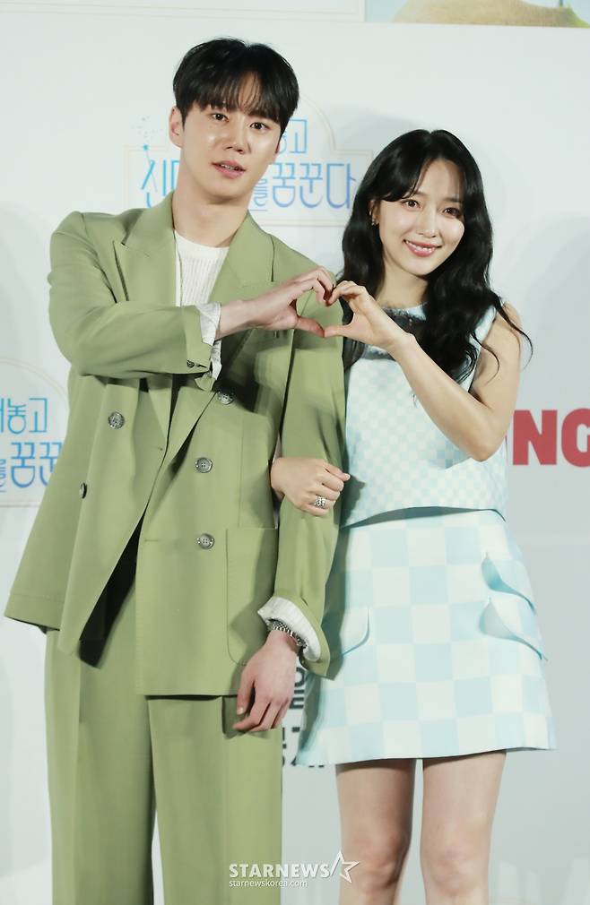 배우 이준영, 표예찐이 29일 오전 서울 CGV용산아이파크몰에서 진행된 티빙 드라마 '나는 대놓고 신데렐라를 꿈꾼다' 제작발표회에 참석해 포즈를 취하고 있다.  현실의 벽에 부딪혀 신데렐라가 되기로 마음먹은 여자가 사랑 따위 믿지 않는 백마 탄 재벌 왕자를 만나 벌어지는 욕망 쟁취 로맨틱 코미디 시리즈 '나는 대놓고 신데렐라를 꿈꾼다'는 오는 31일 첫 방송된다. /2024.05.29 /사진=이동훈