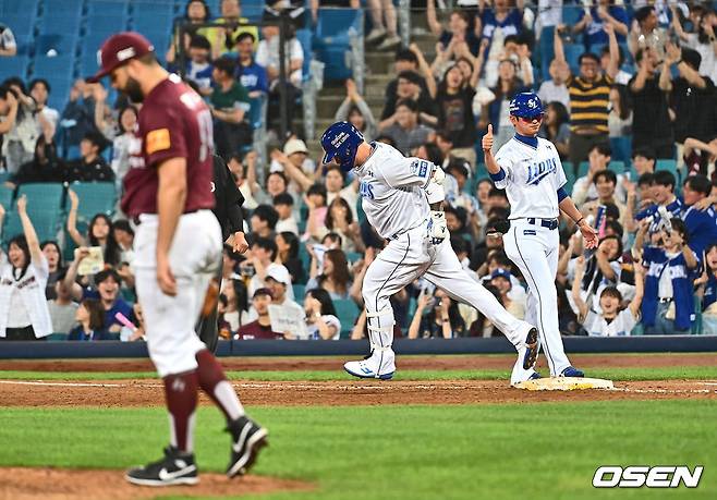 삼성 라이온즈 박병호(가운데)가 29일 대구 삼성라이온즈파크에서 열리는 키움 히어로즈와 2024 신한 SOL뱅크 KBO리그 홈경기에 6번 지명타자로 선발 출전해 4회말 홈런을 날리고 베이스를 돌고 있다. 뒤로는 환호하는 삼성 팬들.