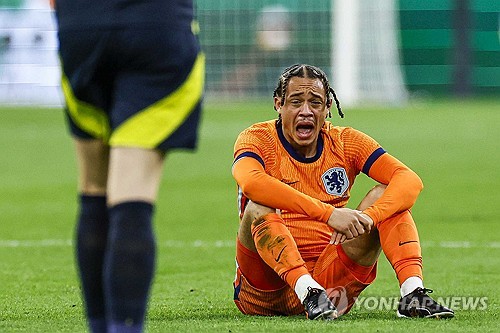 스페인 매체 문도 데포르티보가 28일(한국시간) 맨유가 이번 여름 PSG 스타 사비 시몬스 임대 영입에 아주 관심이 있다고 전했다. 바르셀로나 라마시아 출신인 시몬스는 PSG, PSV아인트호번을 거쳤고 지난해 여름 PSG에 합류한 이강인 등에 밀려 라이프치히로 임대 이적했다. 그는 다시 유럽 빅클럽의 관심을 받고 있다. 연합뉴스