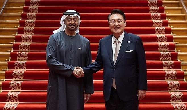 윤석열 대통령, 무함마드 UAE 대통령과 공식 만찬 (서울=연합뉴스) 홍해인 기자 = 윤석열 대통령이 28일 청와대 본관에서 열린 무함마드 빈 자예드 알 나흐얀 아랍에미리트(UAE) 대통령 국빈 방한 친교 만찬에서 무함마드 대통령과 만찬 뒤 악수하고 있다. 2024.5.28 [대통령실 제공. 재판매 및 DB 금지] hihong@yna.co.kr