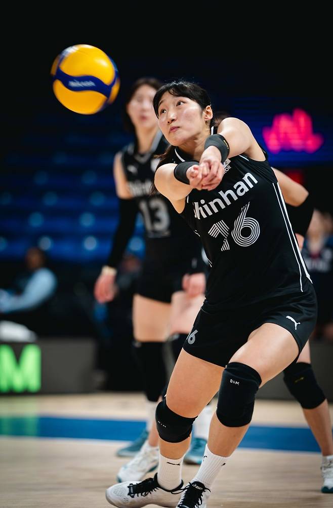 한국 여자배구 대표팀 정지윤이 리시브를 시도한다, FIVB