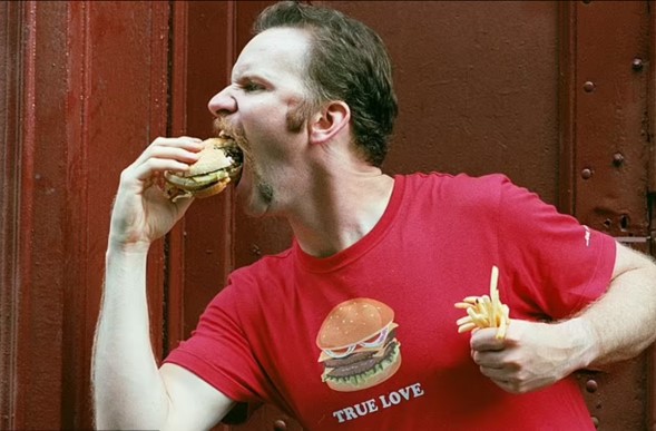 한달 동안 맥도날드 햄버거만 먹는 내용의 '슈퍼 사이즈 미' 다큐멘터리 제작자인 모건 스펄록이 사망한 것으로 전해진 가운데 가공식품에 대한 경각심도 일고 있다. [사진=영국 데일리메일 보도 캡처]