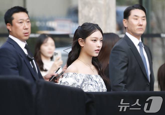 뉴진스 해린이 29일 서울 성동구 디올에서 열린 포토행사에서 든든한 경호를 받으며 입장하고 있다. ⓒ News1 권현진 기자