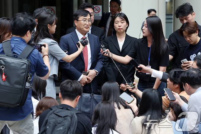 노소영 아트센터 나비 관장의 법률 대리인 김기정 변호사가 30일 오후 서울 서초구 고등법원 앞에서 최태원 SK그룹 회장과 노 관장의 이혼소송 관련 2심 선고 공판을 마친 뒤 입장을 밝히고 있다.2024.5.30/뉴스1 ⓒ News1 이동해 기자