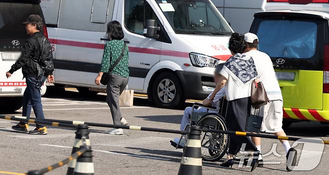 29일 서울 한 대학병원에서 환자와 보호자들이 이동하고 있다. 2024.5.29/뉴스1