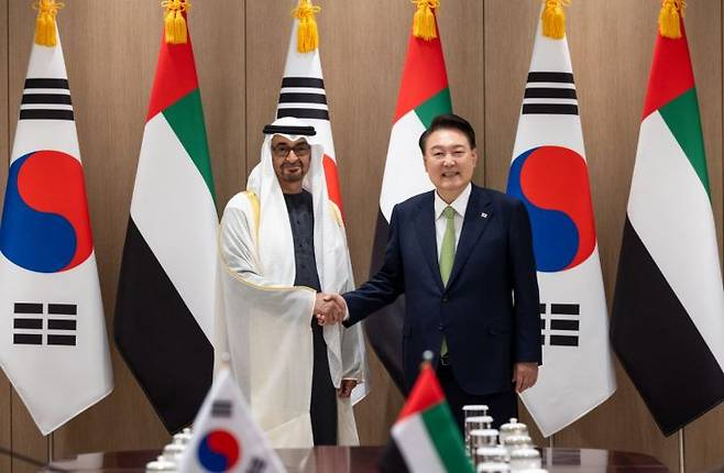 윤석열 대통령과 무함마드 빈 자예드 알 나흐얀 아랍에미리트(UAE) 대통령이 29일 서울 용산 대통령실 청사에서 열린 한·UAE 정상회담에서 악수하며 기념촬영을 하고 있다. [이미지출처=연합뉴스]