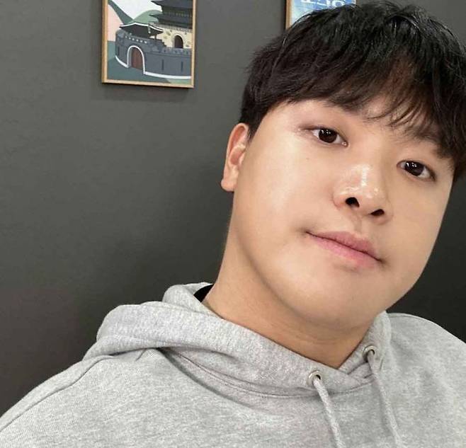 '스캠 코인'(암호화폐 사기) 논란에 휩싸인 유튜버 오킹(오병민)이 정신병원에 입원한 것으로 알려졌다. 30일 오킹 팬카페에는 "오킹님은 현재 담당 의사 판단하에 입원 절차를 마무리했다"는 공지가 올라왔다. [사진출처=오킹 인스타그램]