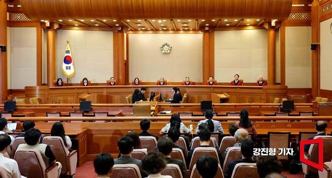 이종석 헌법재판소장을 비롯한 헌법재판관들이 30일 서울 종로구 헌법재판소에서 열린 5월 심판사건 선고에 참석하고 있다. 사진=강진형 기자aymsdream@