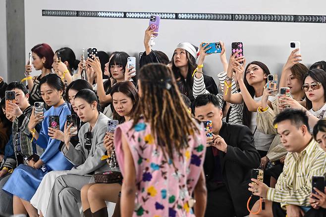 지난달 18일 중국 상하이에서 열린 '루이비통 보이저 쇼' 컬렉션에서 참석자들이 사진을 찍고 있다./AFP연합뉴스