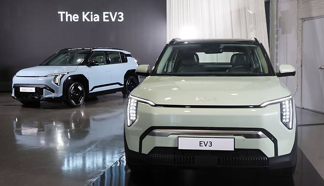 지난 22일 성수 기아 EV 언플러그드 그라운드에서 열린 EV3 포토미디어데이에 기아의 소형 전기 SUV EV3가 전시돼 있다./뉴스1