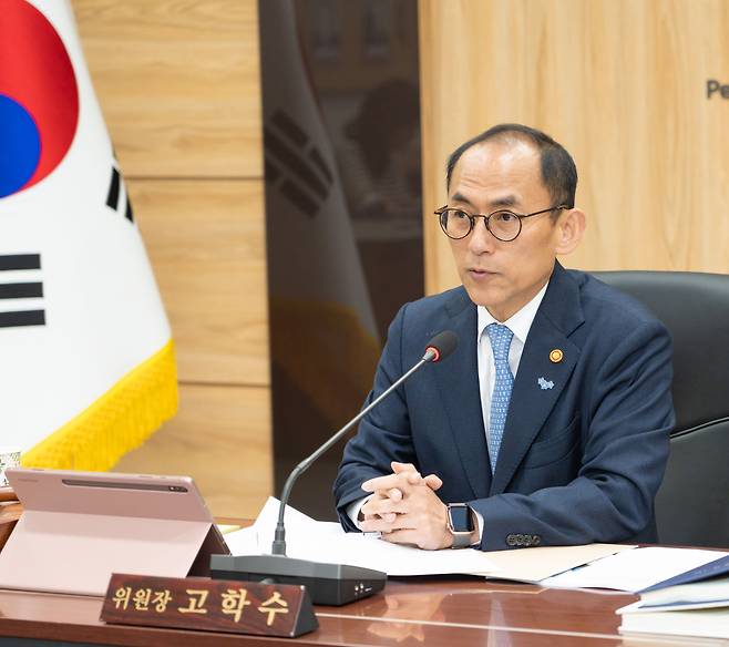 고학수 개인정보보호위원회 위원장이 지난 22일 오후 서울 종로구 정부서울청사에서 열린 2024년 제9회 개인정보보호위원회 전체회의에서 모두발언하고 있다. /개인정보보호위원회 제공