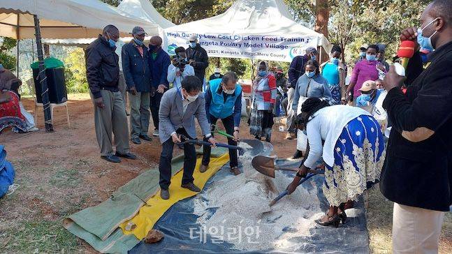 아프리카에서 가장 먼저 코피아 사업을 시작한 코피아케냐센터는 우리나라 농업기술에 신뢰도가 높다. 코피아케냐센터 관계자들이 킹게타 마을에서 배합사료 자가조제를 연시하고 있다. ⓒ농촌진흥청