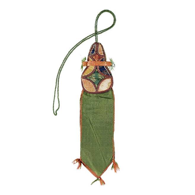 충남 청양군 장곡사 금동약사여래좌상에서 발견된 고려시대의 비단 번. 국보로 지정됐다.