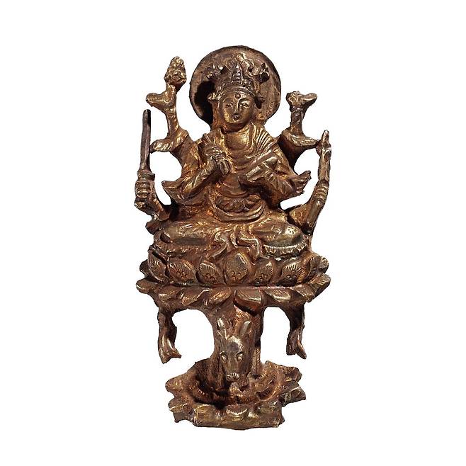 은에 도금을 한 마리지천 좌상은 고려시대의 것. 마리지천은 전란과 여행길의 위험을 비롯해 갖가지 고행에서 구해주는 여신으로, 인도의 토속 신에서 유래했다.