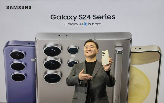 노태문 삼성전자 MX사업부장이 지난 1월 17일(현지시간) 미국 캘리포니아주 새너제이 SAP센터에서 열린 '삼성 갤럭시 언팩 2024'에서 '갤럭시 S24 시리즈'를 공개하고 있다. 삼성전자 제공