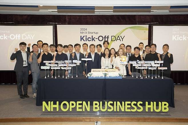 NH농협은행 임직원과 관계사, 투자사들이 지난 29일 서울 마포구 서울창업허브에서 열린 '2024 NHx Startup Kick-Off Day'에서 기념 촬영을 하고 있다. 사진=농협은행 제공