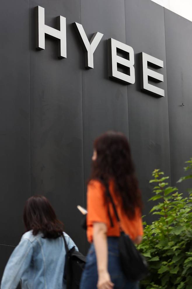 [서울=뉴시스] 김혜진 기자 = 걸그룹 뉴진스 소속사 어도어(ADOR) 민희진 대표가 하이브를 상대로 제기한 의결권 행사 금지 가처분 소송에 대한 결정이 나올 예정이다. 30일 법조계에 따르면, 서울중앙지법 민사합의50부(김상훈 수석부장판사)는 민희진 대표가 제기한 하이브 의결권 행사 금지 가처분 심리 결과를 이날 중 밝힐 가능성이 높다. 민 대표는 앞서 오는 31일 열리는 어도어 임시 주주총회(임총)에서 하이브가 자신을 해임하는 것을 막아달라며 소송을 제기했다. 하이브는 어도어 지분 80%를 가지고 있어 임총이 열리면, 민 대표를 해임할 수 있는 고유 권한을 가지고 있다. 사진은 30일 오전 서울 용산구 하이브 사옥. 2024.05.30. jini@newsis.com /사진=뉴시스