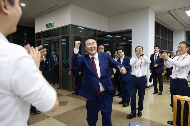 윤석열 대통령이 30일 충남 천안 재능교육연수원에서 열린 제22대 국민의힘 국회의원 워크숍에서 만찬을 마친 뒤 어퍼컷 세리머니를 하고 있다. 사진=대통령실