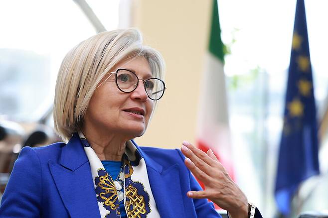 에밀리아 가토 주한 이탈리아 대사가 21일 오후 서울 용산구 주한이탈리아대사관 집무실에서 한겨레와 인터뷰를 하고 있다. 김혜윤 기자 unique@hani.co.kr