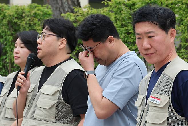 전국언론노조 한국방송본부, 교육방송지부가 30일 서울 종로구 헌법재판소 앞에서 연 ‘수신료 분리징수’ 시행령 합헌 판결 규탄 기자회견 도중 박상현(왼쪽에서 셋째) 언론노조 한국방송본부장이 눈물을 흘리고 있다. 신소영 기자 viator@hani.co.kr