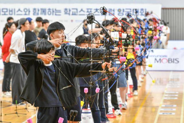 학교 스포츠클럽 양궁대회에서 실력을 겨루는 꿈나무 궁사들