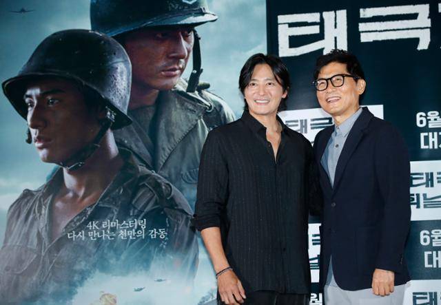 장동건(왼쪽)과 강제규 감독이 '태극기 휘날리며'의 언론배급시사회에 참석했다. 뉴스1
