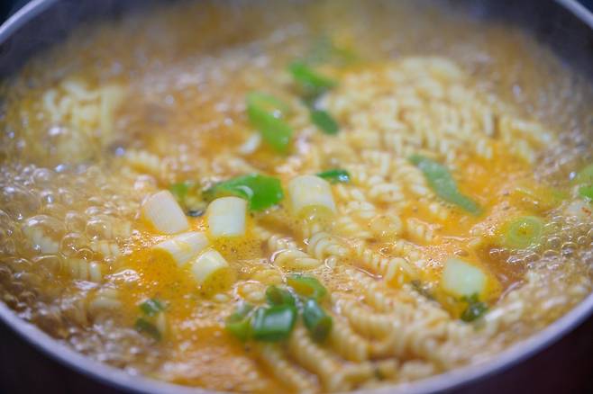 라면을 끓일 땐 처음 면을 삶은 물은 따라 버리고, 다시 뜨거운 물을 부어 끓이면 식품첨가물 섭취를 줄일 수 있다./사진=클립아트코리아