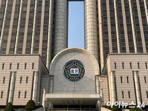법원이 민희진 어도어 대표가 하이브를 상대로 제기한 '의결권 행사 금지' 가처분 신청을 받아들였다. 사진은 서울중앙지법 전경. [사진=최란 기자]