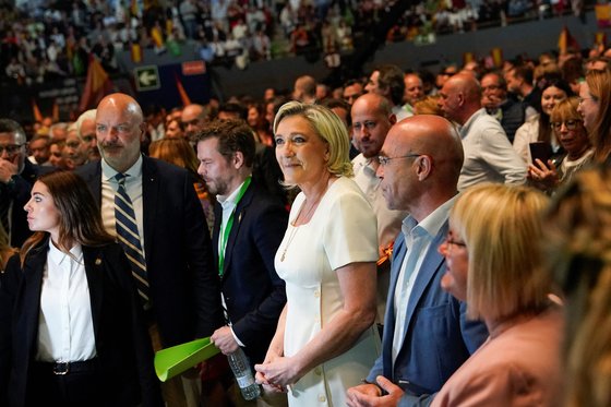 19일 프랑스 극우정치인 마린 르 펜이 마드리드에서 유럽 선거를 앞두고 스페인 극우정당 복스(Vox)가 주최한 집회에 참석하고 있다. 집회엔 하비에르 밀레이 아르헨티나 대통령도 참석했다. 로이터=연합뉴스