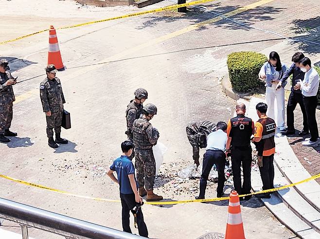 29일 오전 서울 노원구 수락중학교에 북한이 날려 보낸 것으로 보이는 대남 전단 살포용 풍선 잔해 추정 물체가 놓여있다. 사진 독자, 연합뉴스