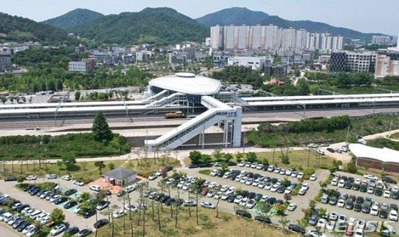 나주역과 나주종합스포츠파크가 '선상통로'로 연결된 후 스포츠파크 내 이면도로와 공영주차장이 수도권 장기 출타자 주차 차량으로 몸살을 앓고 있다. 뉴시스