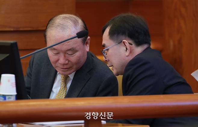 지난달 20일 서울 종로구 헌법재판소 대심판정에서 헌정 사상 최초의 검사 탄핵심판 대상이 된 안동완 검사(오른쪽)와 대리인 이동흡 변호사(왼쪽)가 대화를 나누고 있다. 김창길 기자