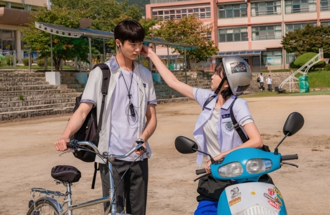 Byeon Woo-seok (left) stars as Jin-woo in “Soulmate.” (NEW)