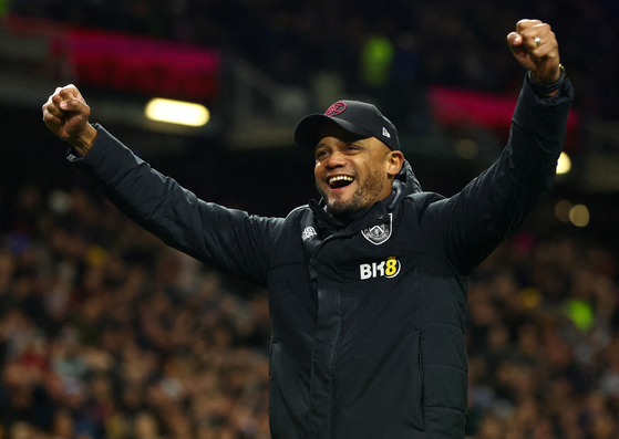Vincent Kompany celebrates after a Championship match between Burnley and Sheffield United in Burnley, England on April 10, 2023. [REUTERS/YONHAP]