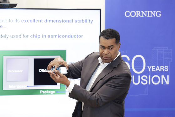 Vaughn Hall, Corning's president of the Korea Region, demonstrates wafer thinning to the Korean press at the company's Seoul office on Wednesday [CORNING]