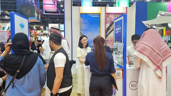 지난 6~9일 아랍에미리트 두바이 월드트레이드센터에서 열린 중동국제관광박람회인 ‘아라비안 트래블 마켓’에서 한국관광상품 관련 상담 중인 해외 바이어들. 한국관광공사 제공