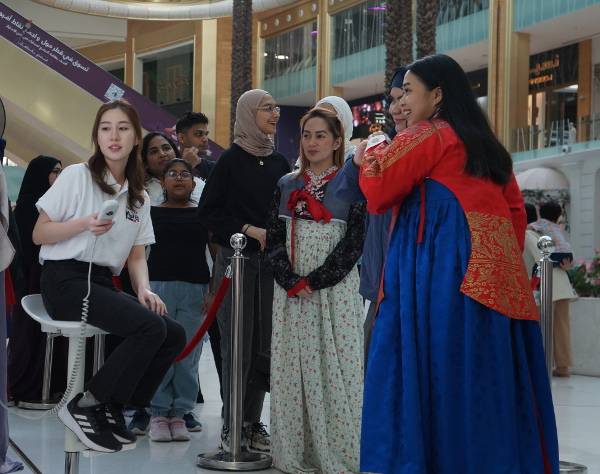 카타르 한국문화의료관광대전에서 한복체험 중인 현지인들. 한국관광공사 제공