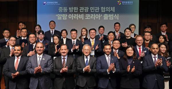 지난 2월 ‘알람 아라비 코리아’ 출범식에 참가한 유인촌 문체부 장관 및 중동 GCC 6개국 대사 등 참가자들. 한국관광공사 제공