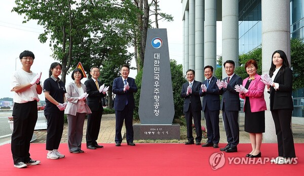 윤석열 대통령이 30일 경남 사천시 우주항공청 임시청사에서 열린 우주항공청 개청식 및 제1차 국가우주위원회에서 윤영빈 우주항공청장과 함께 간판석 제막을 한 뒤 박수치고 있다. 왼쪽부터 조수하 경상대 학생, 하승현 용남고 학생, 박혜숙 국가우주위원, 이종호 과학기술정보통신부 장관, 윤 대통령, 윤 청장, 박완수 경남도지사, 박동식 사천시장, 허인녀 사천시 주민, 박수진 우주항공청 사무관. /대통령실사진기자단