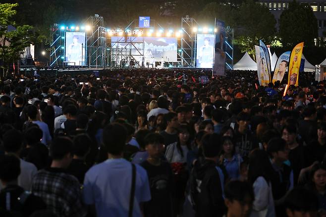 27일 오후 광주 동구 조선대학교에서 열린 대동제에서 방문객들이 모여 있는 모습. / 사진 = 연합뉴스