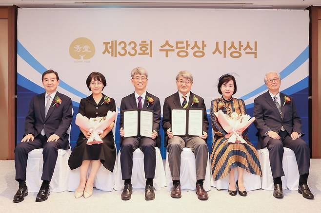 삼양그룹 수당재단이 지난 29일 서울 중구 롯데호텔에서 수당상을 수여했다. 김윤 수당재단 이사장(삼양홀딩스 회장·왼쪽 첫째부터)과 올해 수상자인 이현우 포스텍 교수(왼쪽 셋째) 내외, 조길원 포스텍 교수(왼쪽 넷째) 내외와 진정일 수당상 운영위원장이 기념촬영을 하고 있다.  삼양그룹