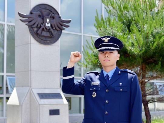 스트레스성 폭식으로 한때 체중 160㎏이 나갔으나 90㎏ 다이어트에 성공, 30일 체력검정 특급을 받고 공군 학사사관 후보생으로 임관한 이우현 소위. 공군 제공