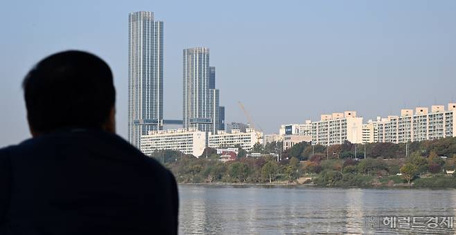 서울 서초구 잠수교에서 한 시민이 아파트 단지를 바라보고 있다. 임세준 기자