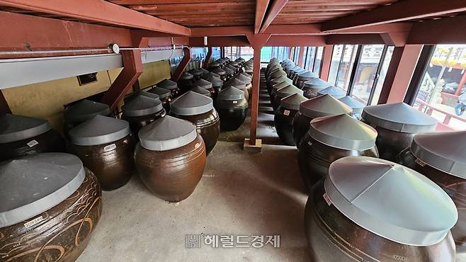 구인사 경내의 장독대. 이 절은 매일 많은 불자와 방문자들의 식사(공양)을 준비한다.